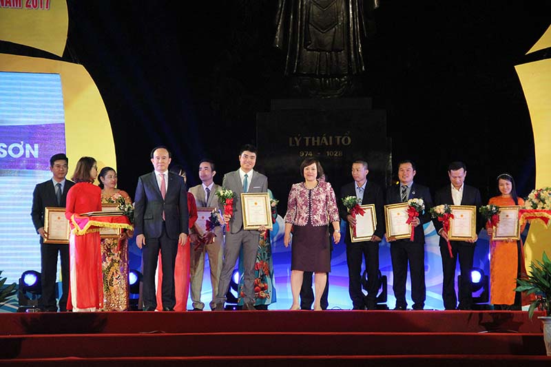 2Hàng Việt Nam được người tiêu dùng yêu thích năm 2017