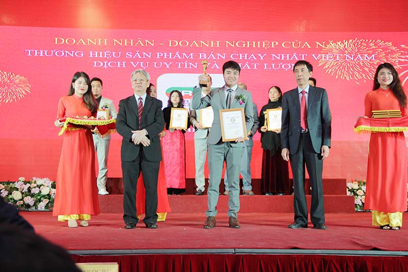 Đại diện Công ty Cổ phần Triệu Sơn lên nhận cúp và chứng nhận