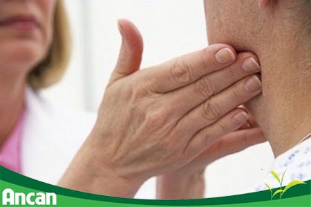 ung-thu-tuyen-giap-nguyen-nhan-trieu-chung-va-cach-dieu-tri-2