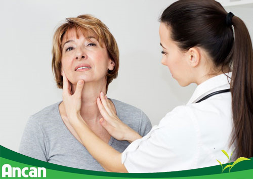 7-dau-hieu-trieu-chung-cua-benh-ung-thu-vom-hong-2