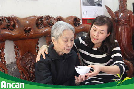 Vượt qua ung thư vòm họng giai đoạn 4 nhờ sự hiếu thảo của con cái