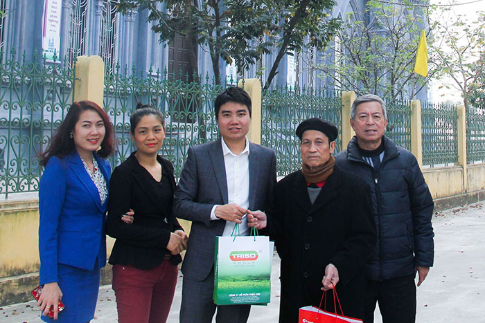Triso Group dành hơn 100 phần quà Tết tặng bệnh nhân u bướu